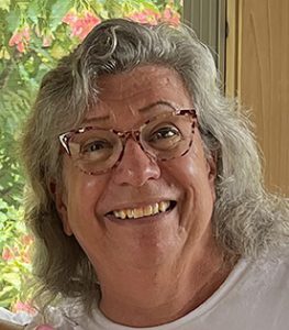 Author Lyn McGinnis headshot